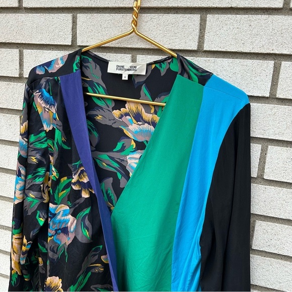 Diane Von Furstenberg 100% Silk Crossover Tie Blouse Blue Green Black Floral - Picture 4 of 15